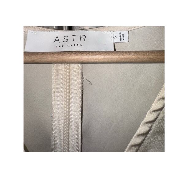 ASTR the Label Satin Cream Ruched Front Long Sleeve Crop Top Small - Picture 4 of 5